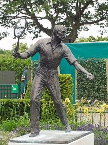 320px-Fred_perry_statue_wimbledon